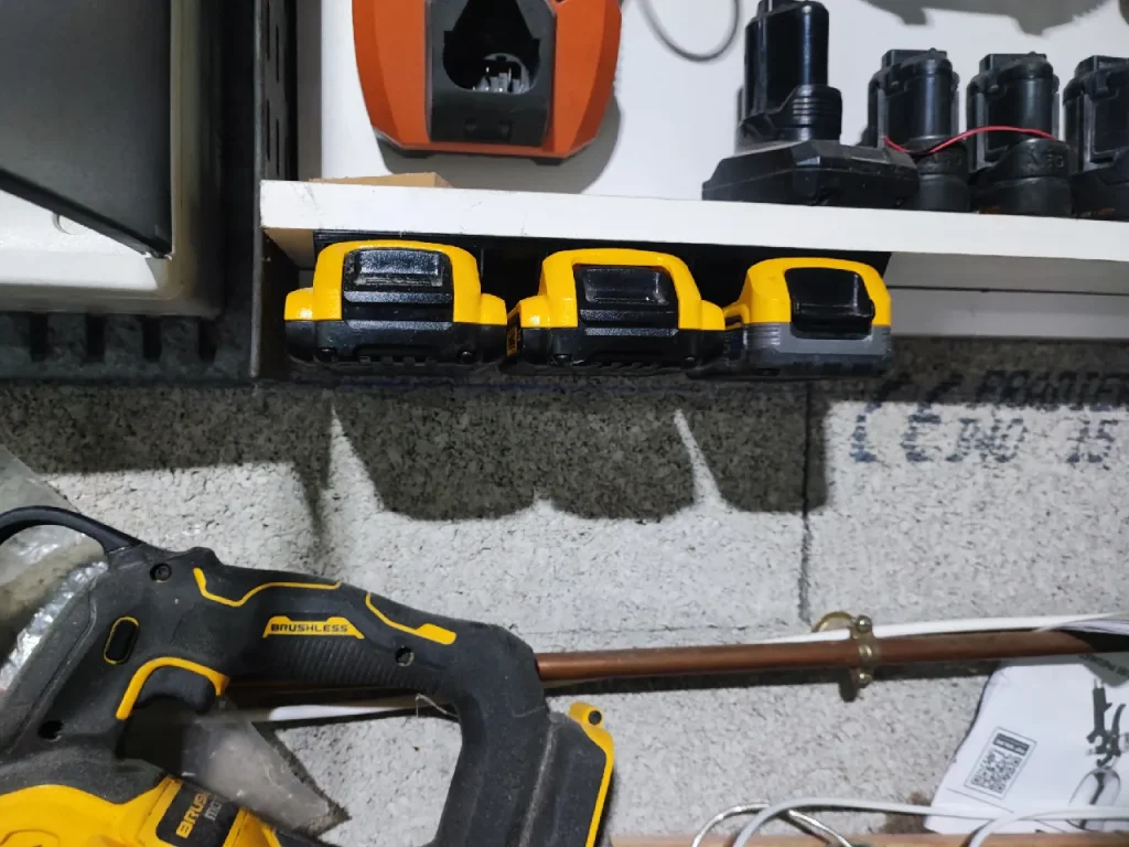 img_20250904_183414 Suport Baterie Dewalt
